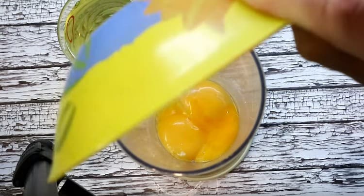 Pane munankeltuaiset tehosekoittimen kulhoon.
