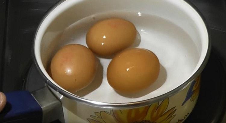 Kochen Sie hart gekochte Eier.