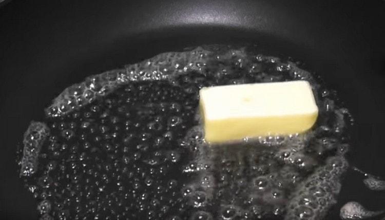 In einer Pfanne erhitzen wir ein Stück Butter.