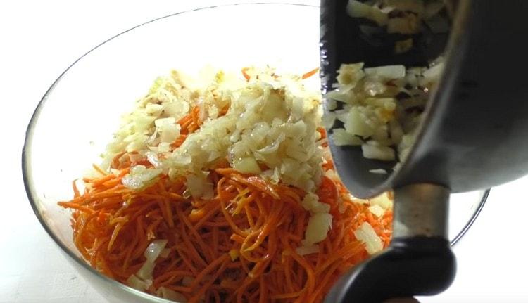 Добавете корейските моркови и пържения лук към аспержите.