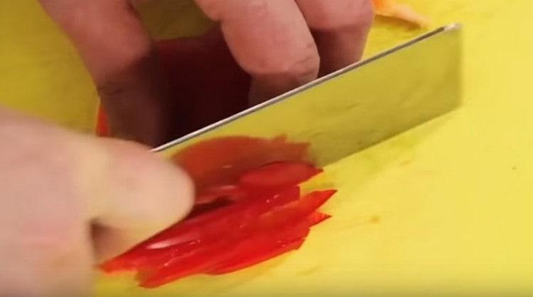 Cannucce tagliate peperone rosso.