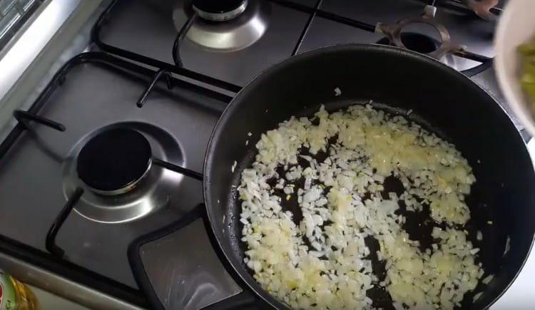 Macinare la cipolla e friggerla in olio vegetale.