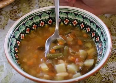 Μαγειρέψτε μια νόστιμη λευκή σούπα φασολιών σύμφωνα με μια συνταγή βήμα προς βήμα με μια φωτογραφία.