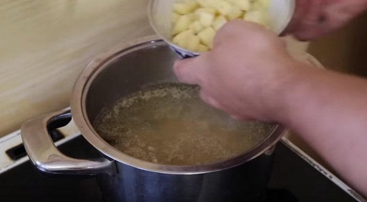 عندما تكون الحبوب جاهزة ، ضعي البطاطا في قدر مع الحساء.