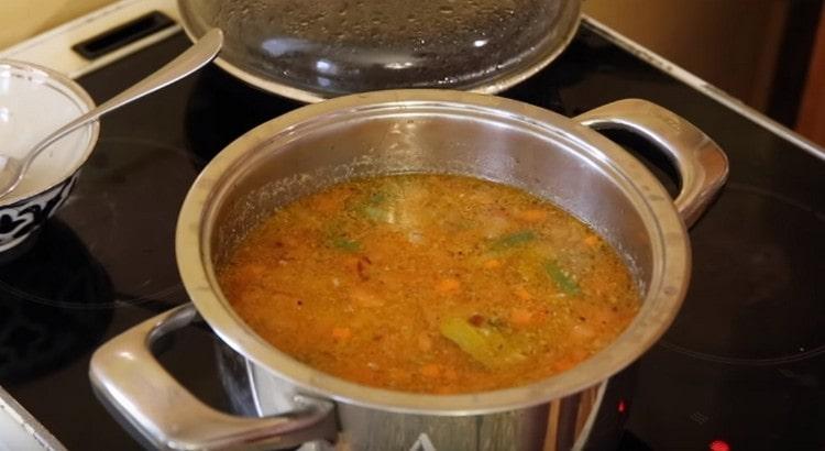 Готовата супа от бял боб в идеалния случай трябва да се влива под капака.