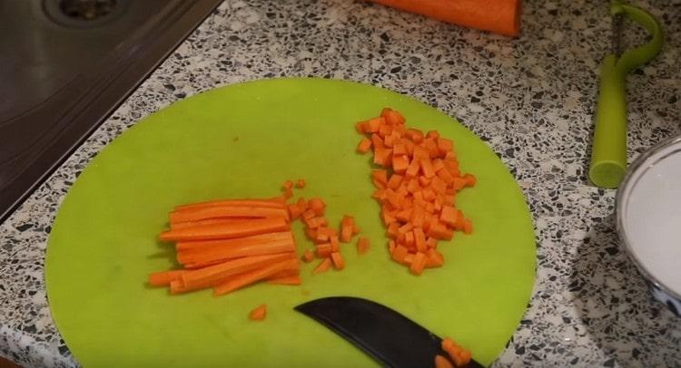 Нарязваме ситно лука и морковите.