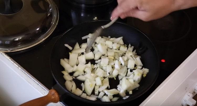 Die Zwiebel in einer Pfanne weich braten.