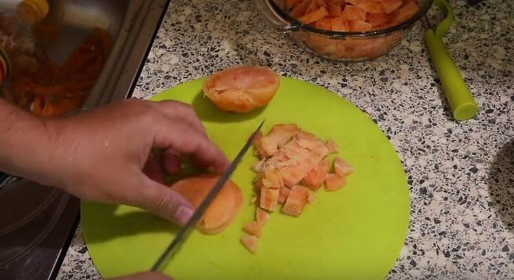 Sbucciate il pomodoro e tagliatelo pure.