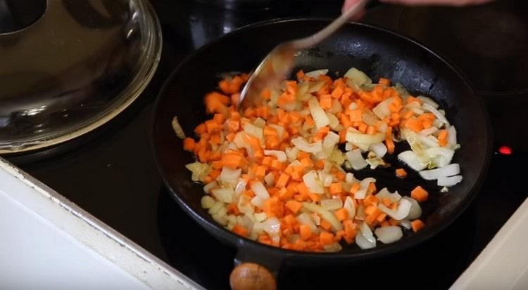 Добавете морковите към лука.