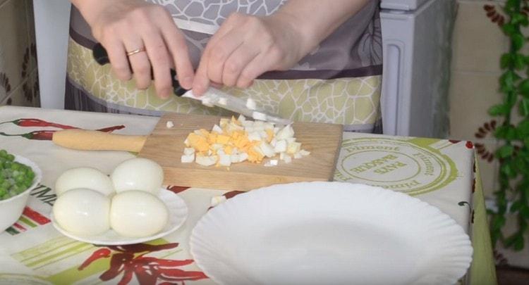 Kuřecí vejce vařená kostkami.