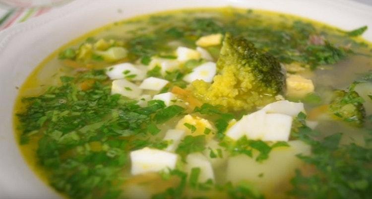 Patiekdami brokolių sriuboje, įpilkite kiaušinių ir žalumynų.