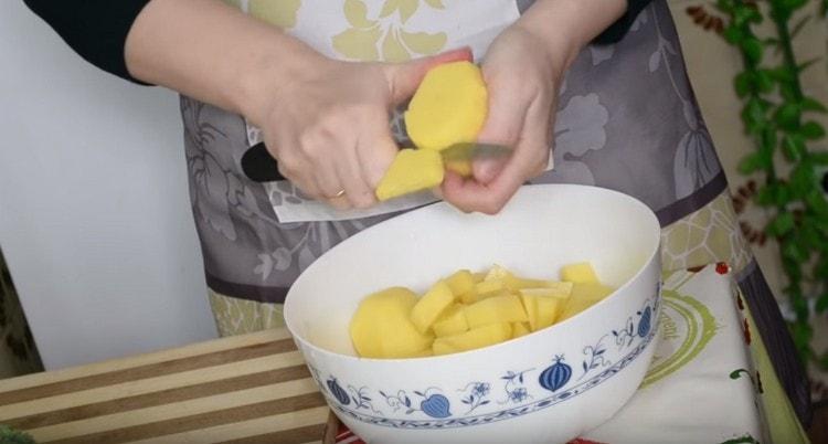 Leikkaa perunat viipaleiksi ja laita liemi.