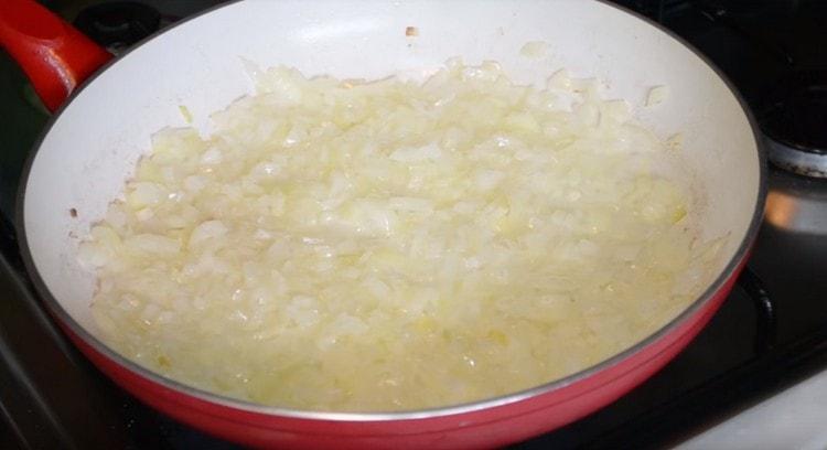 Friggere la cipolla fino a renderla morbida in una padella.