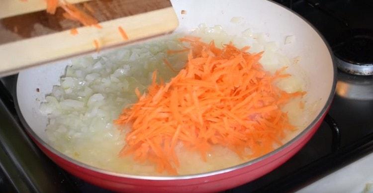 Į svogūną suberkite tarkuotas morkas.