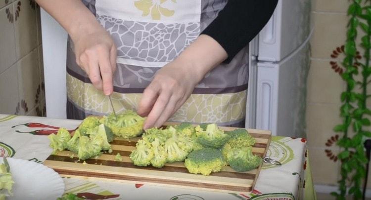 Nuplaukite brokolius ir supjaustykite žiedynais.