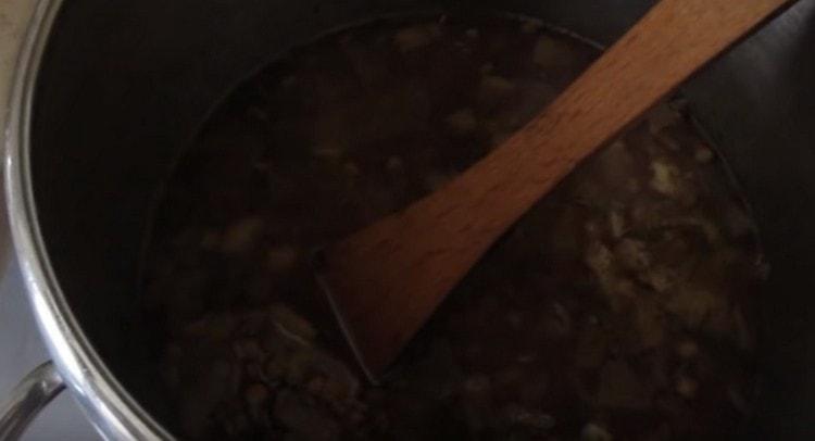 Cuoci la zuppa sotto il coperchio.