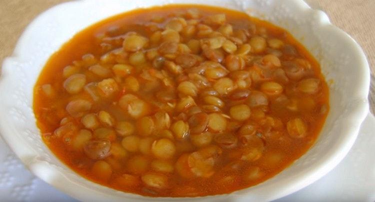 La zuppa di lenticchie verdi è leggera ma nutriente.
