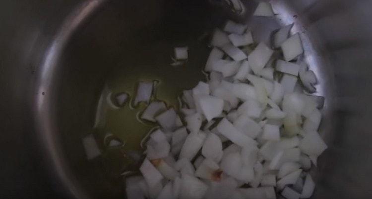 Τρίψτε το κρεμμύδι και το βάζετε στο τηγάνι με παχιά βάση.