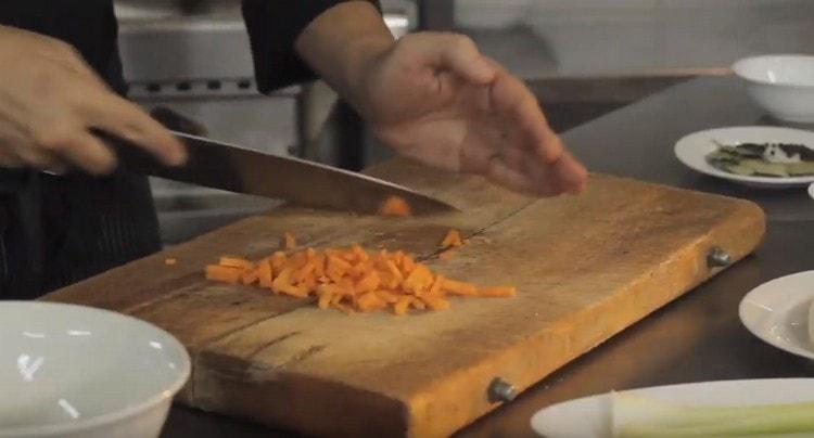 Нарязваме ситно морковите.