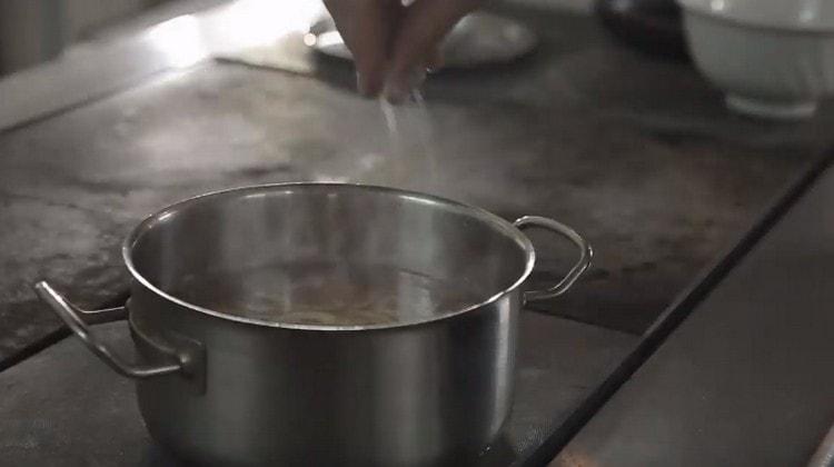 Įpilkite druskos pagal skonį ir virkite sriubą 15 minučių.