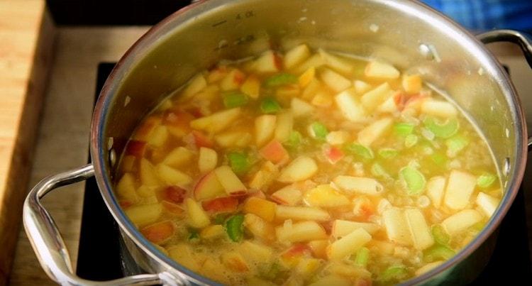 ينضج الحساء على نار خفيفة.