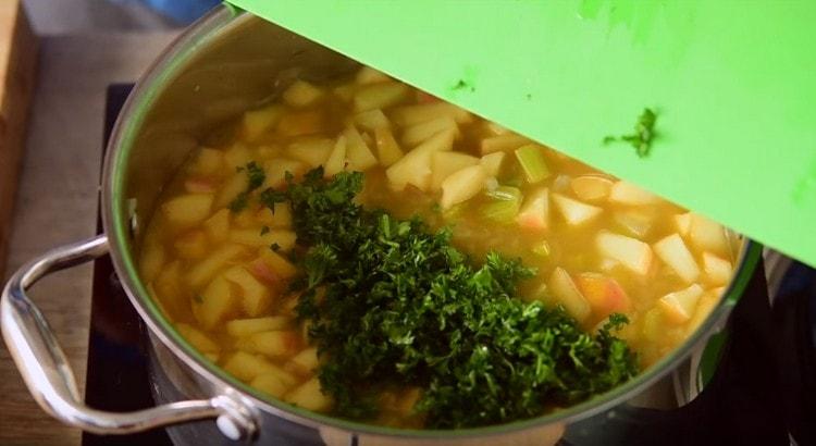 Das Gemüse in die Suppe geben.