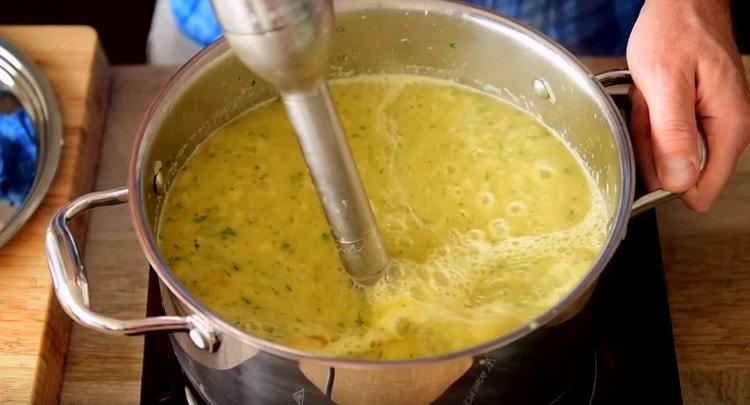 Beveik baigtą sriubą sutrinkite trintuvu.