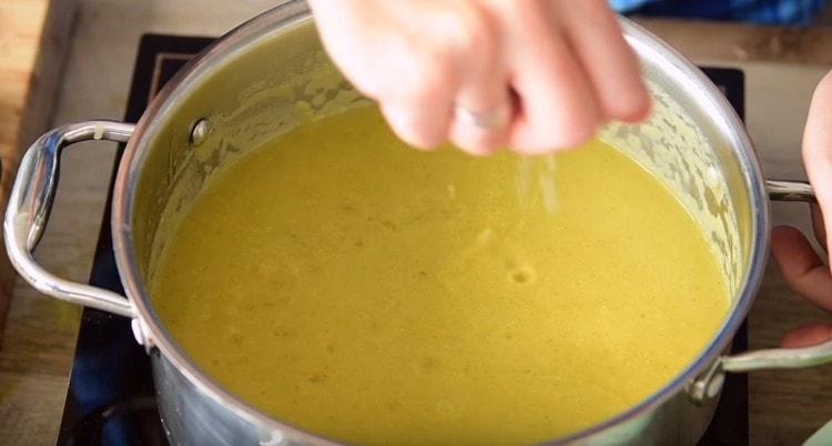 Porta di nuovo a ebollizione la zuppa, aggiungi un po 'di succo di limone.