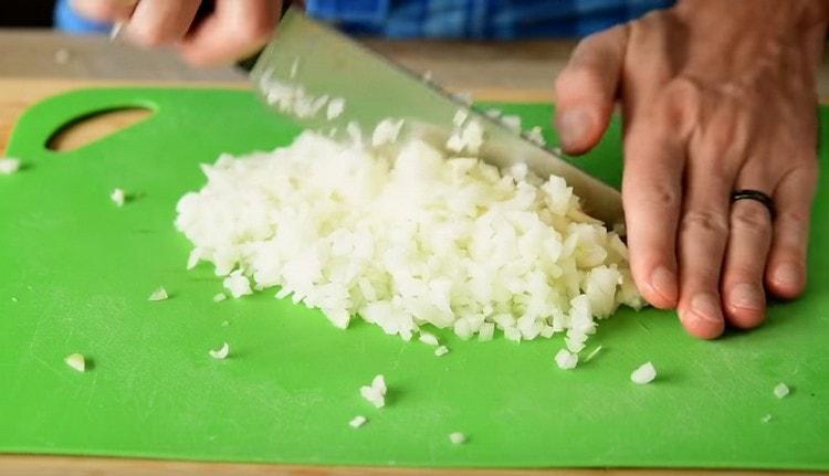 Tagliare la cipolla il più finemente possibile.