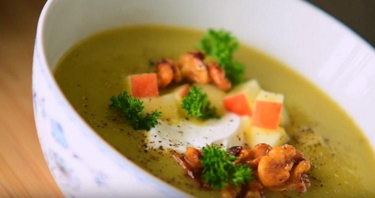 salierų sriubą patiekiant galima dar pagardinti žalumynais.
