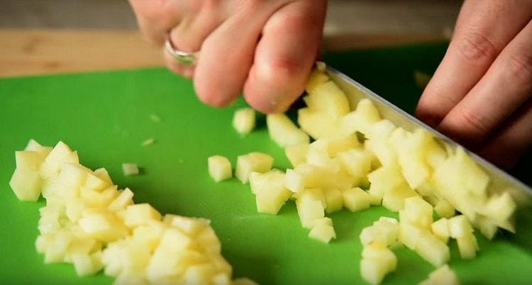 leikkaa perunat erittäin pieneksi noppaa.