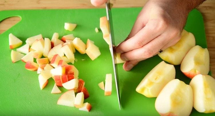 Нарежете ябълките на същото малко кубче.