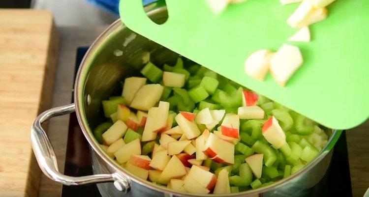 Į keptuvę įpilkite obuolių ir salierų.