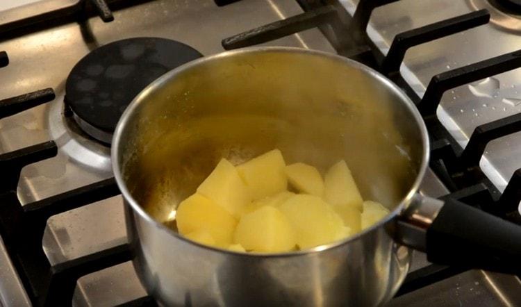 Natatapon namin ang tubig mula sa pinakuluang patatas hanggang maluto.