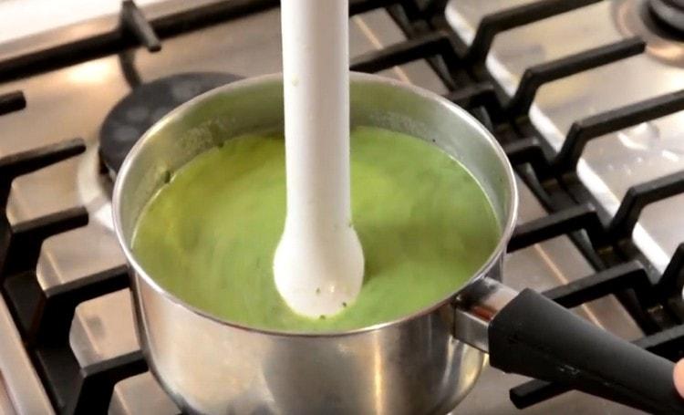 Polévku přerušujeme ponorným mixérem, dokud nebude hladká.
