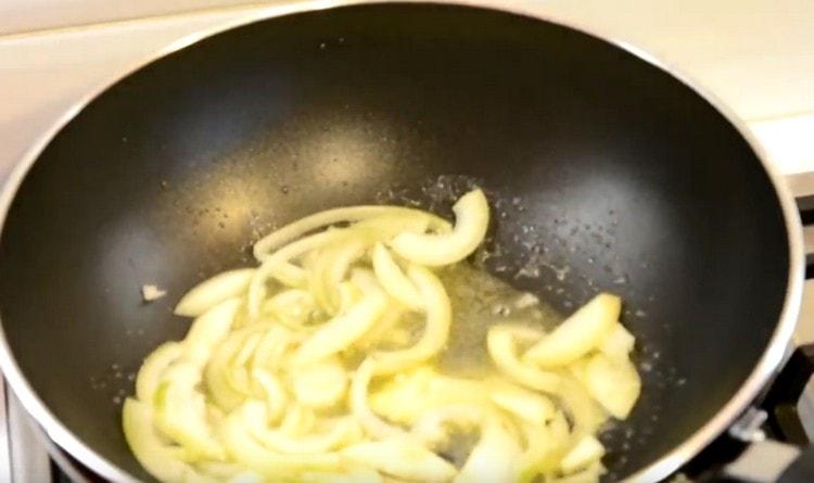 Friggere la cipolla tagliata a metà anelli in burro e olio vegetale.