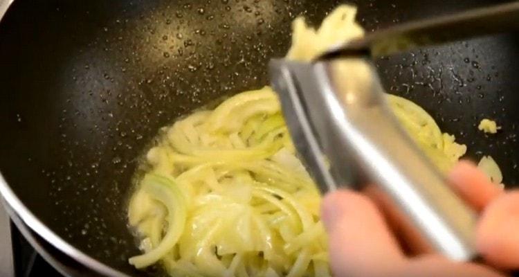 Vytlačte česnek do pánve.