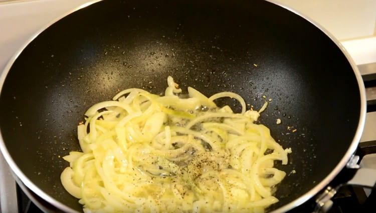 Aggiungi sale e pepe alla cipolla con aglio.