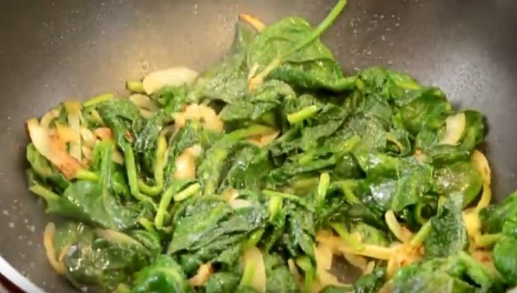 Den Spinat mit Gemüse weich dünsten, die Muskatnuss hinzufügen.