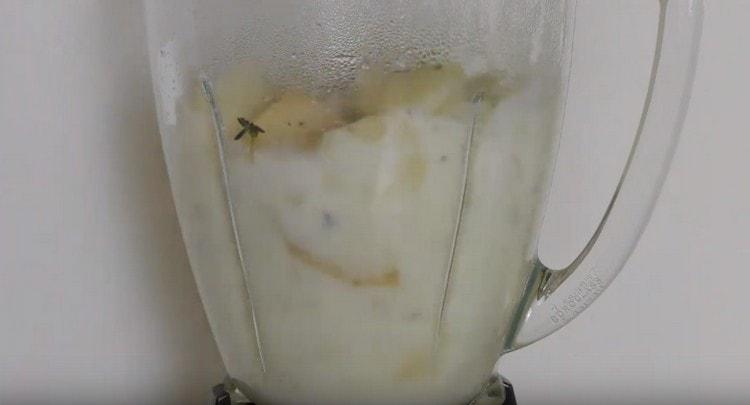 A kész levest egy turmixgéppel megszakítjuk, hozzáadva tejszínt.