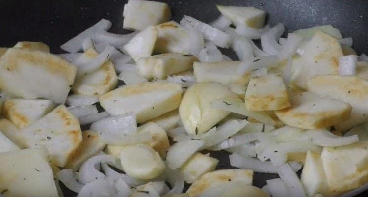 Fügen Sie aromatische Kräuter hinzu und kochen Sie Gemüse, bis es goldbraun ist.