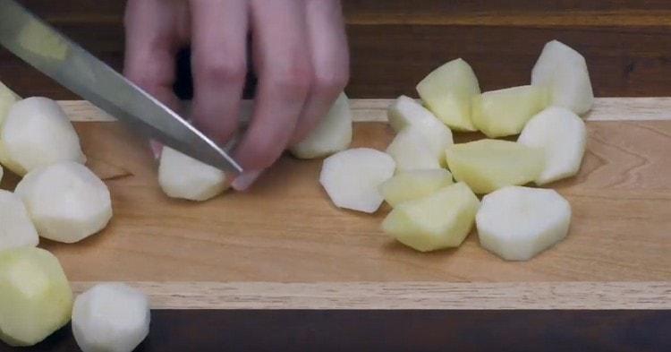 Bulves supjaustykite griežinėliais.