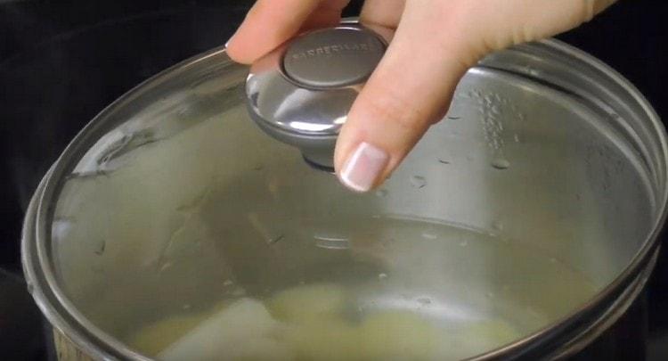 Сложете картофите във вряща вода и гответе.