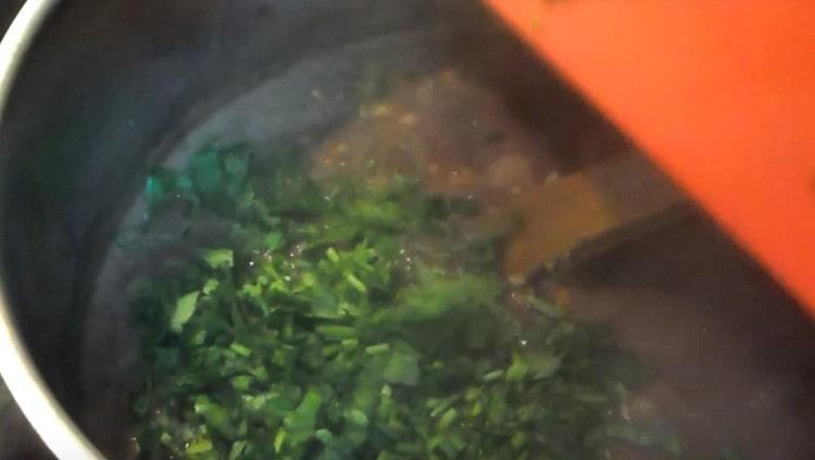 Pagkatapos ng 10 minuto magdagdag ng cilantro.