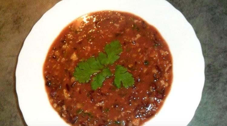 حساء الفاصوليا الحمراء الأصلي جاهز.
