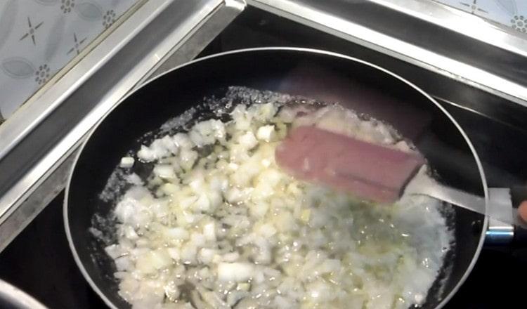 In olio, friggi le cipolle fino a renderle trasparenti.