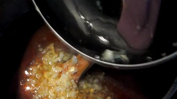 Aggiungi la cipolla in purè di fagioli.
