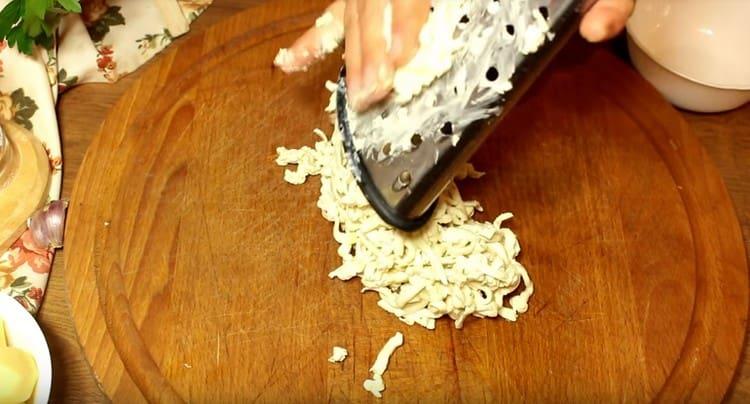 Egy reszelőn megdörzsöljük a feldolgozott sajtot.