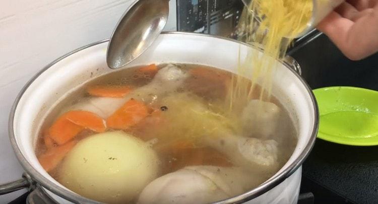 Supilkite makaronus į sriubą.