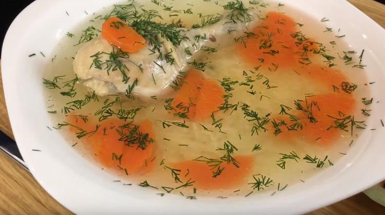 Při servírování je možné těstovinovou polévku posypat bylinkami.